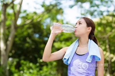 节食减肥喝水太少 这些坏习惯让你便秘缠身