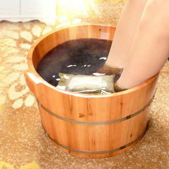 女人月经期可以用艾叶泡脚吗(女人泡脚去湿气的最佳时间)